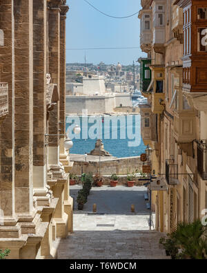 Ein Blick entlang des Triq San Gwann über den Grand Harbour in Richtung Fort St. Angelo, in Valletta Stockfoto