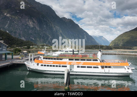 Die Reise über den Lake Manapouri und dann entlang der Doubtful Sound ist eine der großen touristischen NZ's Reisen Stockfoto