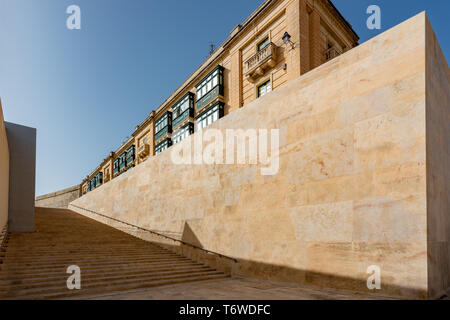 Von Renzo Pianos neu gestalteter Triq ir-Repubblika (Republic Street) bis zur Triq il-Papa Piju V (Pope Pius V) Street, Valletta, erheben sich breite Stufen Stockfoto