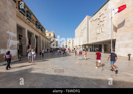 Das Parlamentsgebäude von Renzo Piano in Valletta. Die Verkleidung soll Waben darstellen, da Malta aus Melit stammt, was Honig bedeutet Stockfoto