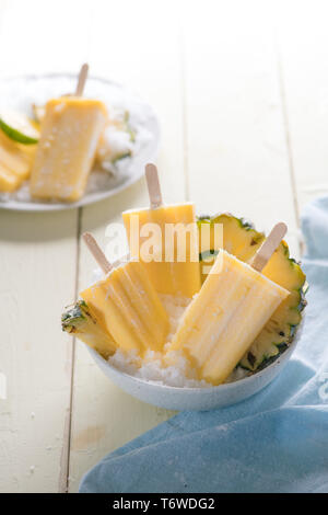Hausgemachtes Eis oder Eis am Stiel aus Ananas eingerichtet. Ansicht von oben. Gefrorenes Fruchtmark. Sommer Spezialitäten Stockfoto