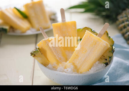 Hausgemachtes Eis oder Eis am Stiel aus Ananas eingerichtet. Ansicht von oben. Gefrorenes Fruchtmark. Sommer Spezialitäten Stockfoto
