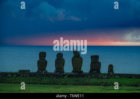 Moai shilouette in der Ahu Tahai bei Sonnenuntergang gegen deep blue sky Stockfoto