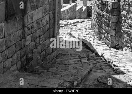 Dies ist eine Erfassung der alten Straßen, die in der El Kamar ein Dorf im Libanon entfernt und Sie können in das Bild der Altstadt zu Fuß aus Steinen mit einem seiner siehe Stockfoto