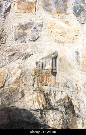 Wand mit einer Quelle für Trinkwasser in einem Erholungsgebiet Stockfoto