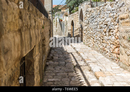 Dies ist eine Erfassung der alten Straßen, die in der El Kamar ein Dorf im Libanon entfernt und Sie können in das Bild der Altstadt zu Fuß aus Steinen mit einem seiner siehe Stockfoto