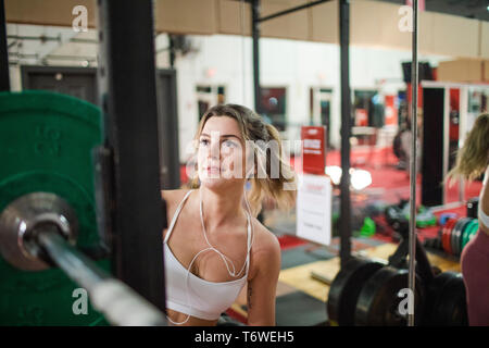 Frau Vorbereitung Langhantel im Fitness-Studio Stockfoto