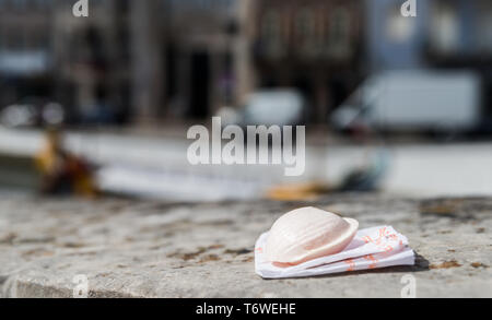 Portugiesische Spezialität, Ovos Moles aus Eigelb und Zucker auf dem Wasser Kanal Hintergrund in der Stadt Aveiro, Portugal. Stockfoto