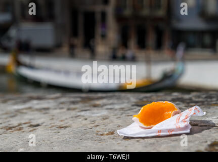 Portugiesische Spezialität, Ovos Moles aus Eigelb und Zucker auf dem Wasser Kanal Hintergrund in der Stadt Aveiro, Portugal. Stockfoto