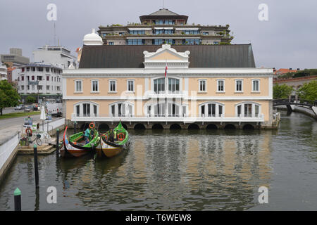 Aveiro, Portugal - 29. April 2019: traditionelles Boot, Moliceiro, Touristen in einem Hafenbecken in Aveiro, Portugal zu transportieren Stockfoto