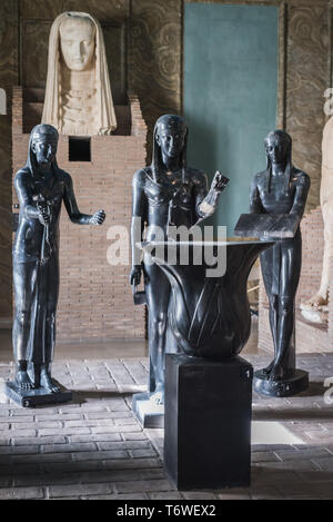 Vatikan, Rom, Italien, 17. NOVEMBER 2017: ägyptische Statuen der Interieur der Vatikanischen Museen in Rom Stockfoto