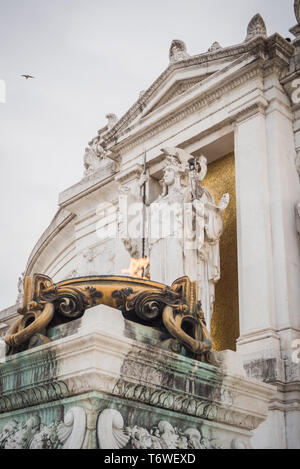 Flamme am Fuße der Vittorio Emanuele II-Denkmal in Rom Italien Stockfoto