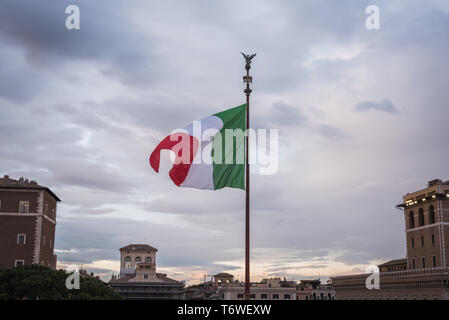 Italienische Flagge schwimmend auf dem Denkmal Vittorio Emanuele II in Rom Italien Stockfoto