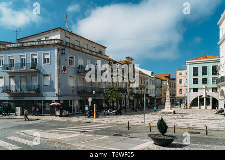 Aveiro, Portugal - April 29, 2019: Blick auf die schönen alten Fassaden von Gebäuden im Stil der Art Nouveau Architektur in Aveiro in Portugal Stockfoto