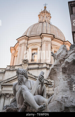 Statue und Gebäude an der Piazza Navona in Rom Italien bei warmen Sonnenuntergang Stockfoto