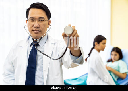 Arzt Porträt im Krankenhaus Stockfoto