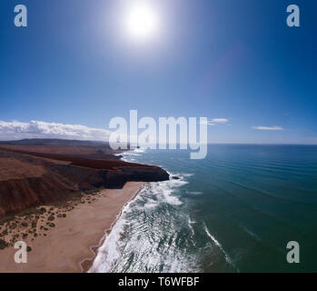 Aerial view on ocean waves and rocks Stockfoto
