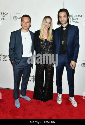 Finn Cole, Margot Robbie und Meilen Joris-Peyrafitte nehmen an der 'Dreamland' Weltpremiere während der 2019 Tribeca Filmfestival in Tribeca BMCC PAC auf Stockfoto