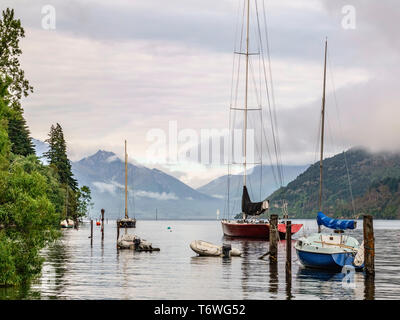 Nautische Szene auf einem ruhigen Sommer morgen, Queenstown, Neuseeland Stockfoto