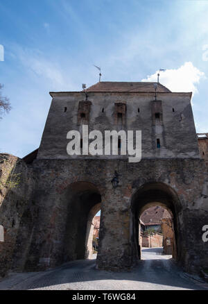 Gasse, die an den Schneider Turm, ein Tor, das im 14. Jahrhundert gebaut, um den Eingang der Zitadelle zu verteidigen. Detailansicht an einem sonnigen Tag im Frühjahr Stockfoto