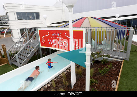 Allgemeine Ansichten des Grand Opening des neuen Schwimmbad im Butlins Holiday Park in Chichester, West Sussex, UK. Stockfoto