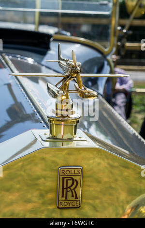 Portrait, Nahaufnahme von poliertem, glänzendem Motorhaubenornament auf der Vorderseite eines klassischen Oldtimer-Oldtimers aus Großbritannien, im Freien bei Sommersonne. Stockfoto