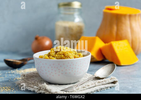 Quinoa Porridge mit Kürbis. Stockfoto
