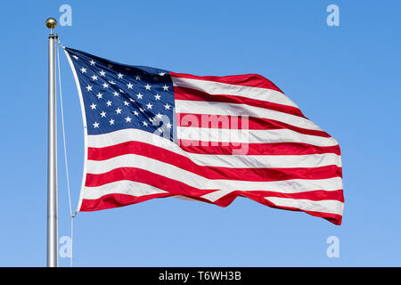 Amerikanische Flagge auf einem blauen Himmel Hintergrund; in der Nähe bis zum Memorial Day oder Juli 4. Stockfoto