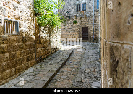 Dies ist eine Erfassung der alten Straßen, die in der El Kamar ein Dorf im Libanon entfernt und Sie können in das Bild der Altstadt zu Fuß aus Steinen mit einem seiner siehe Stockfoto