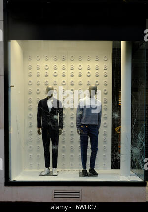 Zerbrochene Fenster der Hugo Boss store können folgende Erste und gelben Jacken Manifestation in Montpellier, Frankreich, 1. Mai 2019 Stockfoto