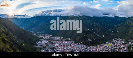 Wunderschöner Panoramablick auf die Skyline von der Spitze der Berge in Banos Ecuador Stockfoto