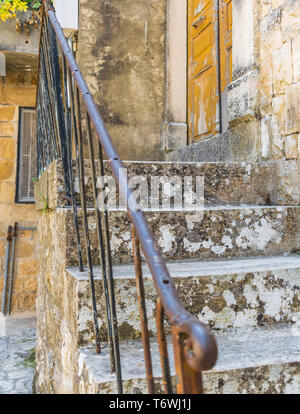 Dies ist eine Erfassung der alten Straßen, die in der El Kamar ein Dorf im Libanon entfernt und Sie können in das Bild der Altstadt zu Fuß aus Steinen mit einem seiner siehe Stockfoto