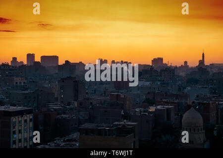 Die Stadt Kairo Ägypten mit Sonnenuntergang Himmel Stockfoto