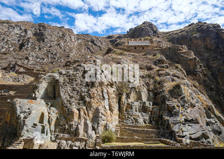 Lagerhäuser in Inca Ollantaytambo Archäologische Stätte, Cusco Region, Peru Stockfoto