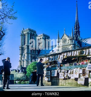 Bouquinistes second hand Buchhändler, Notre-Dame de Paris Kathedrale vor dem Brand vom 15. April 2019, Südfassade, Turm, Paris, Frankreich, Europa, Stockfoto