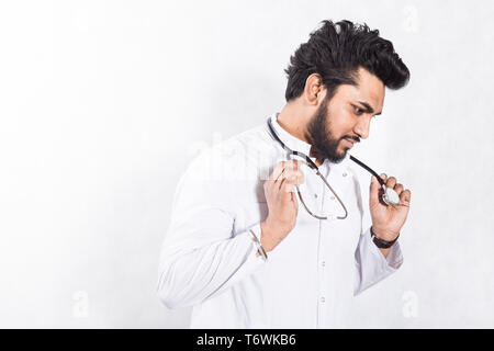 Hübscher junger Arzt in einem weißen Mantel mit einem Stethoskop. Health Care Konzept. Stockfoto