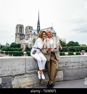 Paar mittleren Alters Touristen an den Stadtplan vor der Kathedrale Notre-Dame de Paris auf der Suche vor dem Brand vom 15. April 2019, Paris, Frankreich, Europa, Stockfoto