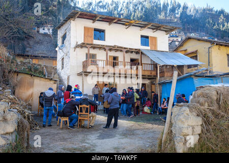 Private Party in einem lokalen Haus das Fest der Virgen del Carmen in Paucartambo, Cusco Region, Peru zu feiern. Stockfoto