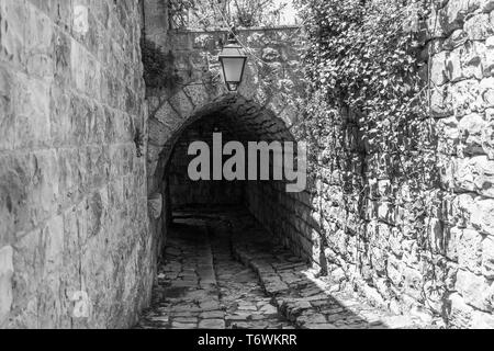 Dies ist eine Erfassung der alten Straßen, die in der El Kamar ein Dorf im Libanon entfernt und Sie können in das Bild der Altstadt zu Fuß aus Steinen mit einem seiner siehe Stockfoto