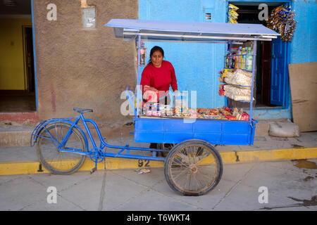 Candy Stall auf den Straßen von Paucartambo während Festival der Jungfrau von Carmen, Cusco Region, Peru Stockfoto