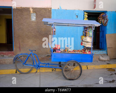 Candy Stall auf den Straßen von Paucartambo während Festival der Jungfrau von Carmen, Cusco Region, Peru Stockfoto