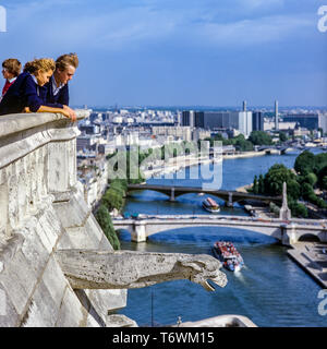 Touristen den Blick auf die Stadt von Türmen Galerie, Kathedrale Notre-Dame de Paris, Wasserspeier, Übersicht Seine, Brücken, Paris, Frankreich, Europa, Stockfoto