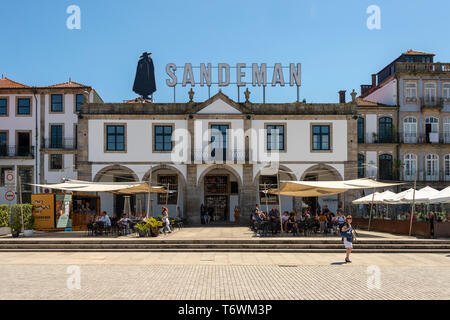 Die Außenseite des Sandeman Port Wein Shop und Kellern, Porto, Portugal. Stockfoto