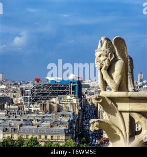 Centre Pompidou Museum von Notre-Dame de Paris Kathedrale, Chimera La Stryge Statue, Strix Chimera, Paris, Frankreich, Europa, Stockfoto