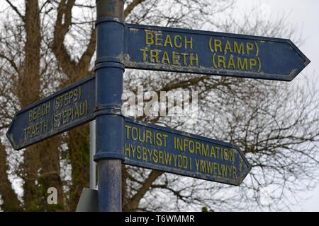 Bi-lingual Fußweg zur Station anmelden bei Barry Island in Englisch und Walisisch Stockfoto