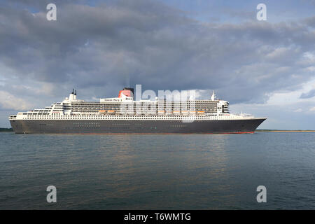 Die Cunard Line, Transatlantic Ocean Liner, RMS Queen Mary 2, läuft aus dem Hafen von Southampton, UK. Gebunden für New York, 28. April 2019. Stockfoto