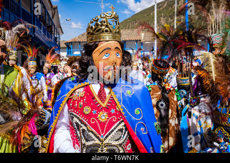 Maskiert und kostümierten Figuren auf der Parade von Festival der Jungfrau von Carmen in Paucartambo, Cusco Region, Peru Stockfoto