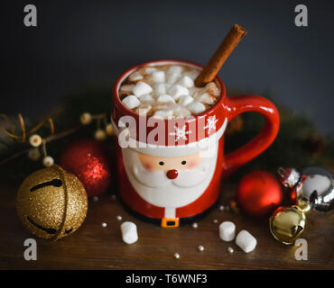 In Santa Tasse heißen Kakao mit Marshmallows und Zimtstange. Stockfoto