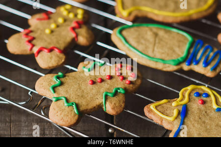 In der Nähe der bunten Zuckerguss auf Lebkuchen Cookies. Stockfoto