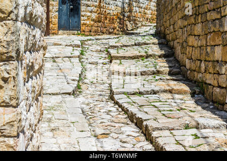 Dies ist eine Erfassung der alten Straßen, die in der El Kamar ein Dorf im Libanon entfernt und Sie können in das Bild der Altstadt zu Fuß aus Steinen mit einem seiner siehe Stockfoto